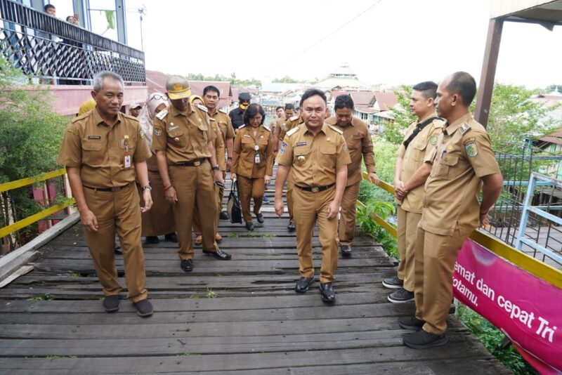 MENINJAU : Gubernur Provinsi Kalteng H. Sugianto Sabran di dampingi Wakil Gubernur Edy Pratowo beserta sejumlah kepala Organisasi Perangkat Daerah (OPD) Provinsi dan Pj Wali Kota Palangka Raya, Akhmad Husain beserta jajarannya saat melakukan peninjauan di kawasan Ponton, Kelurahan Pahandut, Kecamatan Pahandut, Kota Palangka Raya, Senin (6/1).(IST)
