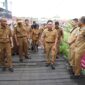 MENINJAU : Gubernur Provinsi Kalteng H. Sugianto Sabran di dampingi Wakil Gubernur Edy Pratowo beserta sejumlah kepala Organisasi Perangkat Daerah (OPD) Provinsi dan Pj Wali Kota Palangka Raya, Akhmad Husain beserta jajarannya saat melakukan peninjauan di kawasan Ponton, Kelurahan Pahandut, Kecamatan Pahandut, Kota Palangka Raya, Senin (6/1).(IST)