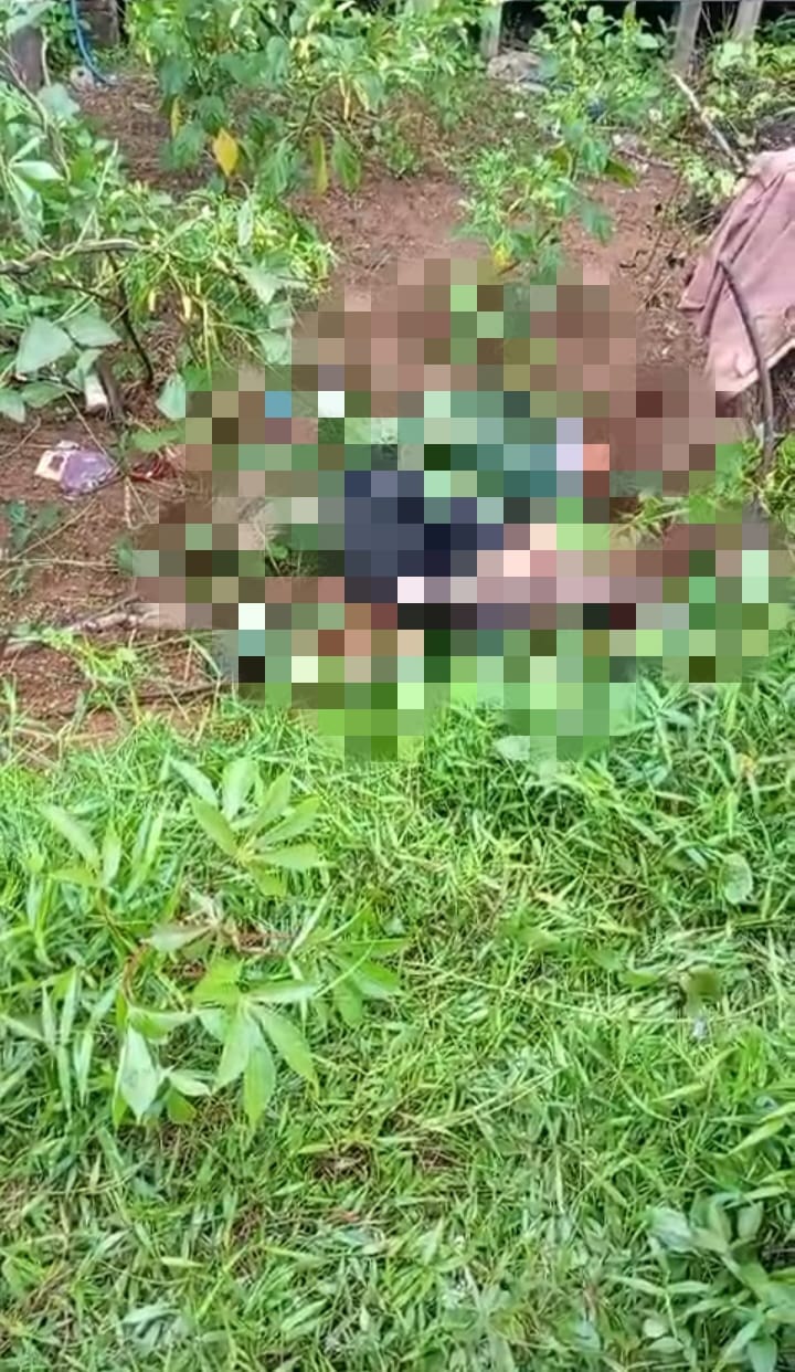 MAYAT: Seorang mayat pria saat ditemukan warga di pinggir jalan dekat Jembatan Bajarum pada Sabtu (18/1).(IST)
