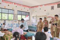 DAMPINGI : Plt.Kepala Dinas Pendidikan Kalteng Muhammad Reza Prabowo saat mendampingi Wapres Gibran Rakabuming Raka dan Gubernur Kalteng H. Sugianto Sabran saat pemberian Makan Bergizi Gratis (MBG) kepada Murid SDN 1 Langkai beberapa waktu lalu.(IST)
