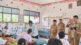 DAMPINGI : Plt.Kepala Dinas Pendidikan Kalteng Muhammad Reza Prabowo saat mendampingi Wapres Gibran Rakabuming Raka dan Gubernur Kalteng H. Sugianto Sabran saat pemberian Makan Bergizi Gratis (MBG) kepada Murid SDN 1 Langkai beberapa waktu lalu.(IST)