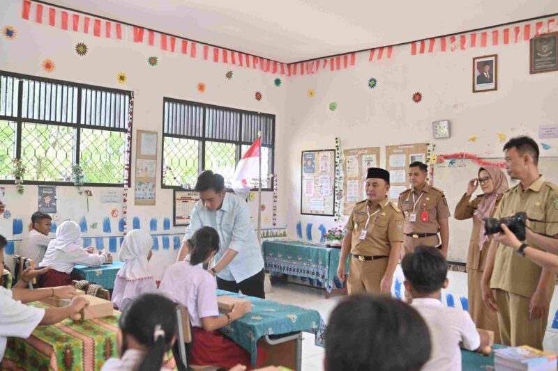 DAMPINGI : Plt.Kepala Dinas Pendidikan Kalteng Muhammad Reza Prabowo saat mendampingi Wapres Gibran Rakabuming Raka dan Gubernur Kalteng H. Sugianto Sabran saat pemberian Makan Bergizi Gratis (MBG) kepada Murid SDN 1 Langkai beberapa waktu lalu.(IST)