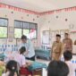 DAMPINGI : Plt.Kepala Dinas Pendidikan Kalteng Muhammad Reza Prabowo saat mendampingi Wapres Gibran Rakabuming Raka dan Gubernur Kalteng H. Sugianto Sabran saat pemberian Makan Bergizi Gratis (MBG) kepada Murid SDN 1 Langkai beberapa waktu lalu.(IST)