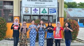FOTO BERSAMA: Ketua Umum DPD APJI Provinsi Kalteng Fayola Athalia H.Are saat foto bersama usai melakukan Audiensi dan Kesepakatan dengan SLBN 2 Palangkaraya terkait Program MBG, Jumat (17/1).(IST)