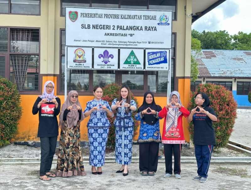 FOTO BERSAMA: Ketua Umum DPD APJI Provinsi Kalteng Fayola Athalia H.Are saat foto bersama usai melakukan Audiensi dan Kesepakatan dengan SLBN 2 Palangkaraya terkait Program MBG, Jumat (17/1).(IST)