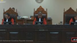SIDANG : Majelis Hakim Panel 2 yang dipimpin oleh Wakil Ketua MK Saldi Isra didampingi Hakim Konstitusi Ridwan Mansyur dan Hakim Konstitusi Arsul Sani saat persidangan perkara Pilkada Kabupaten Lamandau, Senin (13/1).(IST)