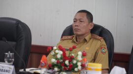 RAKOR : Staf Ahli Gubernur Bidang Ekonomi, Keuangan dan Pembangunan Yuas Elko saat mengikuti rakor pengendalian inflasi secara virtual bersama Menteri Dalam Negeri RI Tito Karnavian secara virtual dari Ruang Rapat Bajakah, Kantor Gubernur Kalteng, Senin (6/1).(IST)