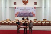 MENANDATANGANI: Ketua Sementara DPRD Seruyan, Zuli Eko Prasetyo saat menandatangani penetapan unsur pimpinan DPRD Seruyan Masa Jabatan 2024-2029, Senin (30/9).(IST)