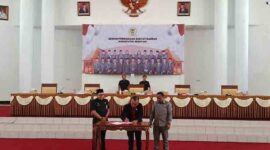 MENANDATANGANI: Ketua Sementara DPRD Seruyan, Zuli Eko Prasetyo saat menandatangani penetapan unsur pimpinan DPRD Seruyan Masa Jabatan 2024-2029, Senin (30/9).(IST)