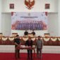 MENANDATANGANI: Ketua Sementara DPRD Seruyan, Zuli Eko Prasetyo saat menandatangani penetapan unsur pimpinan DPRD Seruyan Masa Jabatan 2024-2029, Senin (30/9).(IST)