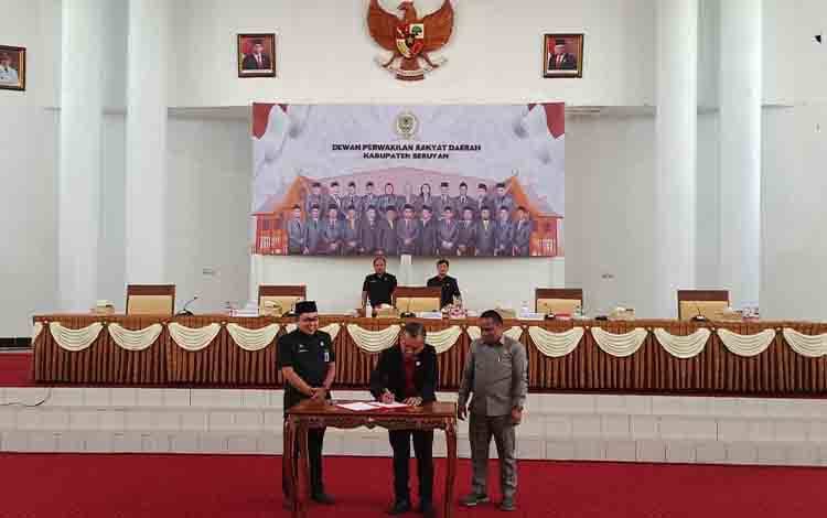MENANDATANGANI: Ketua Sementara DPRD Seruyan, Zuli Eko Prasetyo saat menandatangani penetapan unsur pimpinan DPRD Seruyan Masa Jabatan 2024-2029, Senin (30/9).(IST)