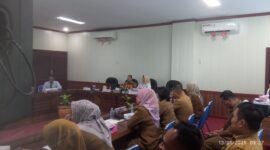 Sahli Ekkeubang Yuas Elko saat menyimak rakor inflasi di Ruang Rapat Bajakah.(IST)