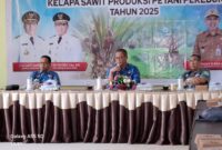 RAPAT : Kabid Lohsar Achmad Sugianor saat memimpin Rapat Penetapan Harga TBS di Aula Dinas Perkebunan setempat, Jumat (17/1).(IST)