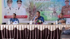 RAPAT : Kabid Lohsar Achmad Sugianor saat memimpin Rapat Penetapan Harga TBS di Aula Dinas Perkebunan setempat, Jumat (17/1).(IST)