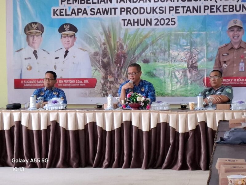 RAPAT : Kabid Lohsar Achmad Sugianor saat memimpin Rapat Penetapan Harga TBS di Aula Dinas Perkebunan setempat, Jumat (17/1).(IST)