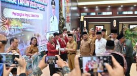 BEASISWA : Gubernur Provinsi Kalteng H Sugianto Sabran di dampingi Wakil Gubernur Edy Pratowo saat menyerahkan bea siswa kepada salah satu mahasiswi belum lama ini.(IST)