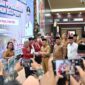 BEASISWA : Gubernur Provinsi Kalteng H Sugianto Sabran di dampingi Wakil Gubernur Edy Pratowo saat menyerahkan bea siswa kepada salah satu mahasiswi belum lama ini.(IST)