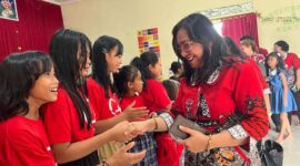 KUNJUNGAN : Plh.Kepala Dislutkan Provinsi Kalteng Nita Fera saat melakukan Kunjungan Kasih Natal ke Panti Asuhan Roti Hidup yang berada di Jalan Banteng XIX Palangka Raya, Kamis (2/1).(IST)