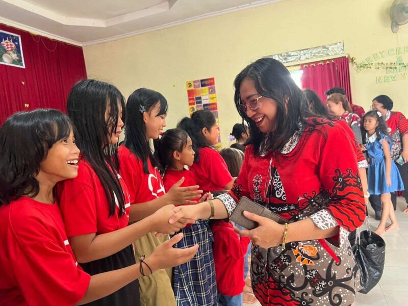 KUNJUNGAN : Plh.Kepala Dislutkan Provinsi Kalteng Nita Fera saat melakukan Kunjungan Kasih Natal ke Panti Asuhan Roti Hidup yang berada di Jalan Banteng XIX Palangka Raya, Kamis (2/1).(IST)