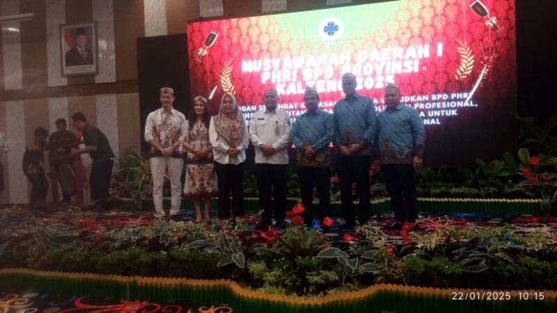 Plh. Asisten Pemkesra Maskur bersama Ketua BPD PHRI Pusat, Sekjen BPD PHRI Pusat, dan Jajaran BPD PHRI Kalimantan Tengah.(IST)
