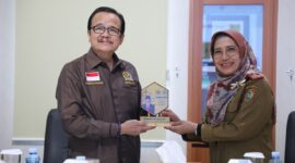 Kepala Dinas TPHP Kalteng Sunarti bersama Anggota DPD RI Agustin Teras Narang.(IST)