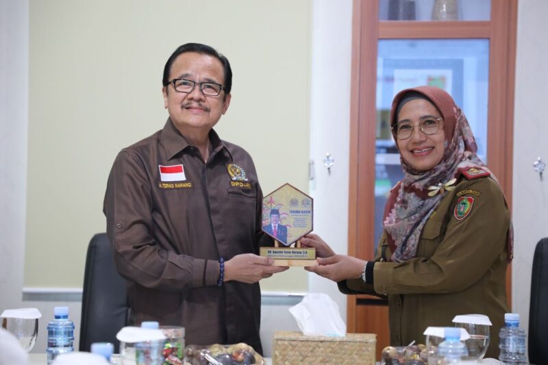 Kepala Dinas TPHP Kalteng Sunarti bersama Anggota DPD RI Agustin Teras Narang.(IST)