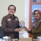 Kepala Dinas TPHP Kalteng Sunarti bersama Anggota DPD RI Agustin Teras Narang.(IST)