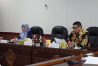 Asisten Ekbang Sri Widanarni bersama Kepala Bapenda Prov. Kalteng Anang Dirjo saat mengikuti rakor bersama Plt. Sekjen Kemendagri.(IST)