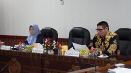 Asisten Ekbang Sri Widanarni bersama Kepala Bapenda Prov. Kalteng Anang Dirjo saat mengikuti rakor bersama Plt. Sekjen Kemendagri.(IST)