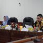 Asisten Ekbang Sri Widanarni bersama Kepala Bapenda Prov. Kalteng Anang Dirjo saat mengikuti rakor bersama Plt. Sekjen Kemendagri.(IST)