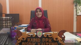 SAMPAIKAN : Kabid Pembinaan Pendidikan Khusus, Roslita, saat menyampaikan bahwa nomenklatur seluruh Sekolah Luar Biasa di Kalteng akan diubah menjadi Sekolah Khusus, Jumat (3/1).(IST)