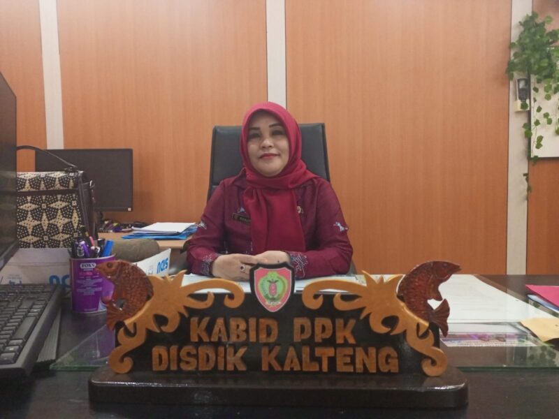 SAMPAIKAN : Kabid Pembinaan Pendidikan Khusus, Roslita, saat menyampaikan bahwa nomenklatur seluruh Sekolah Luar Biasa di Kalteng akan diubah menjadi Sekolah Khusus, Jumat (3/1).(IST)