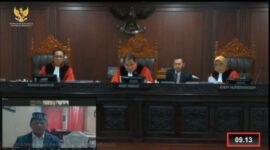PERSIDANGAN : Paslon Willy M Yoseph hadir secara daring melalui platform Zoom saat persidangan pencabutan gugatan di MK, Kamis (9/1).(IST)