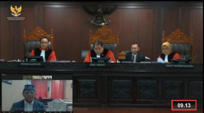 PERSIDANGAN : Paslon Willy M Yoseph hadir secara daring melalui platform Zoom saat persidangan pencabutan gugatan di MK, Kamis (9/1).(IST)