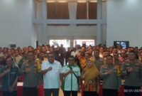 Sri Widanarni (Batik Kuning) saat menghadiri rapat di Graha Bhayangkara Polda Kalteng.(IST)