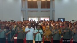 Sri Widanarni (Batik Kuning) saat menghadiri rapat di Graha Bhayangkara Polda Kalteng.(IST)