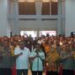Sri Widanarni (Batik Kuning) saat menghadiri rapat di Graha Bhayangkara Polda Kalteng.(IST)