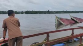 MEMANTAU: Kepala Disbudpar Kotim, Bima Eka Wardhana saat memantau kondisi kapal pariwisata yang karam, Selasa (21/1).(IST)