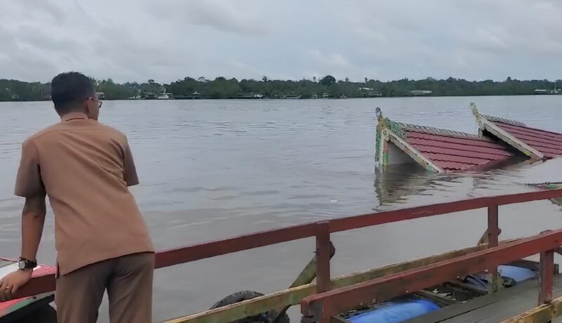 MEMANTAU: Kepala Disbudpar Kotim, Bima Eka Wardhana saat memantau kondisi kapal pariwisata yang karam, Selasa (21/1).(IST)
