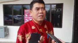 DIWAWANCARAI : Kepala Disdik Kotim, Muhammad Irfansyah saat diwawancarai awak media, belum lama ini.(IST)
