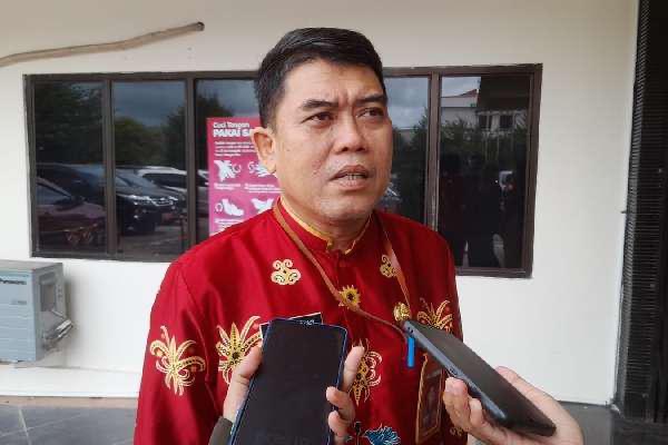 DIWAWANCARAI : Kepala Disdik Kotim, Muhammad Irfansyah saat diwawancarai awak media, belum lama ini.(IST)