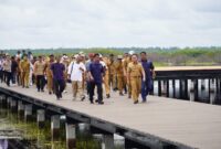 Gubernur Kalteng beserta jajaran dalam peninjauan progres bangunan Lewu Sabaru.(IST)