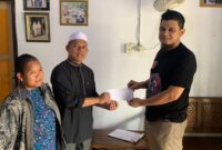 BANTUAN : Bendahara MAT Reborn H.Fery mewakili komunitas saat menyerahkan bantuan kepada salah satu Ustadz di Panti Asuhan Annida Qalbu, Senin (20/1).(IST)