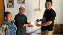 BANTUAN : Bendahara MAT Reborn H.Fery mewakili komunitas saat menyerahkan bantuan kepada salah satu Ustadz di Panti Asuhan Annida Qalbu, Senin (20/1).(IST)