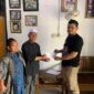 BANTUAN : Bendahara MAT Reborn H.Fery mewakili komunitas saat menyerahkan bantuan kepada salah satu Ustadz di Panti Asuhan Annida Qalbu, Senin (20/1).(IST)