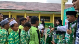 Kegiatan Kirab Koin NU, yang digelar LazisNU PCNU Kotim, perkenalkan sedekah kepada pelajar (IST)