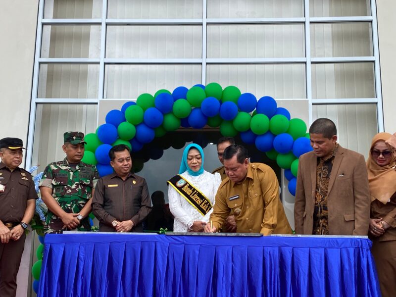 MERESMIKAN: Bupati Kotim, Halikinnor saat meresmikan perpustakaan daerah, Senin (20/1).(IST)