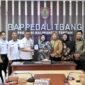 Kepala Bapperida Kalteng Bersama Komisi III DPRD Kabupaten Barito Utara.(IST)