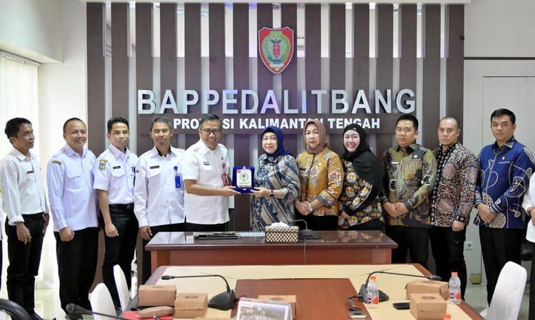 Kepala Bapperida Kalteng Bersama Komisi III DPRD Kabupaten Barito Utara.(IST)