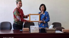 TERIMA PENGHARGAAN : Plt. Sekretaris Dinas Perkebunan Provinsi Kalteng saat menerima penghargaan dari Kepala BPS Provinsi Kalteng, Jumat (17/1) kemarin.(IST)